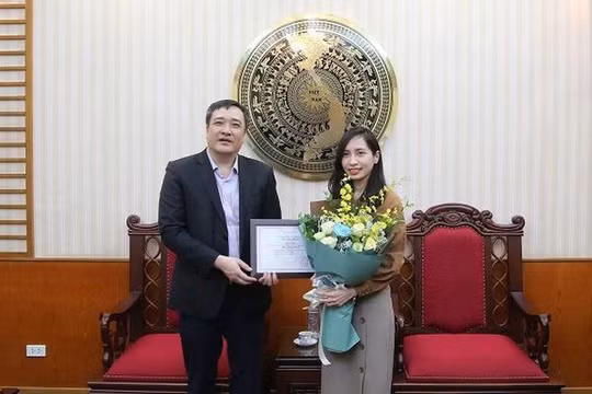 Báo Điện tử Chính phủ nhận giải thưởng báo chí về khoa học và công nghệ