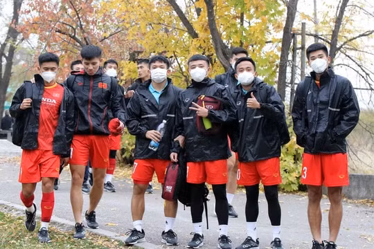 U23 Việt Nam tập buổi đầu tiên tại Kyrgyzstan với nhiệt độ khoảng 19 độ C