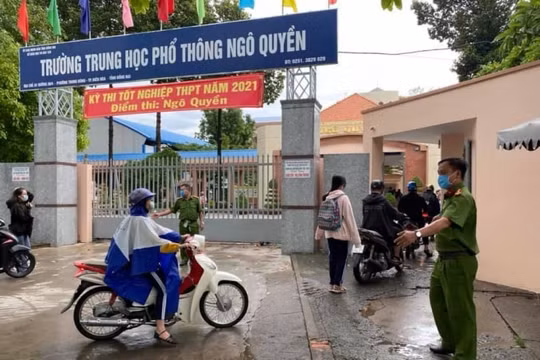 Sĩ tử đội mưa đến điểm thi làm thủ tục dự thi tốt nghiệp THPT