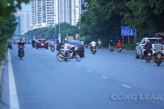 Hàng loạt phương tiện đi ngược chiều trên Đại lộ Thăng Long, sẵn sàng quay đầu xe giữa đường khi thấy CSGT