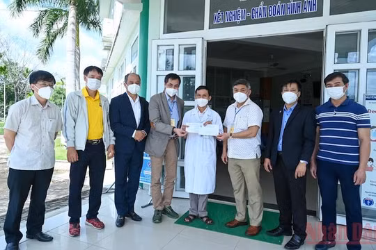Trao quà tặng vận động viên bóng bàn tham dự Giải vô địch bóng bàn quốc gia Báo Nhân Dân