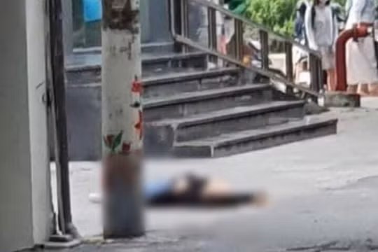 Hà Nội: Người phụ nữ rơi từ tầng cao xuống đất tử vong