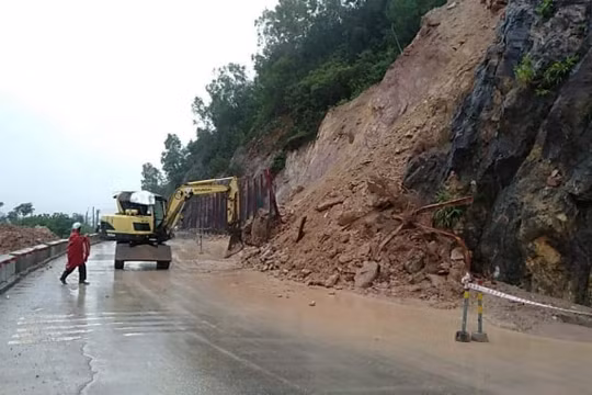 Nghệ An: Đảm bảo giao thông trên quốc lộ 46B sau sự cố sạt lở