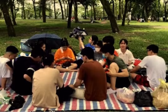 Hà Nội: Hàng ngàn người đến Công viên Yên Sở phớt lờ quy định 5K.