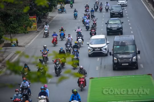 Sau kỳ nghỉ lễ 30/4-1/5, các tuyến đường đổ về Thủ đô Hà Nội thông thoáng lạ thường