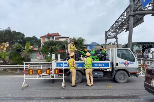 Xử lý đoàn 9 xe phân khối lớn đi vào cao tốc Hà Nội -Thái Nguyên
