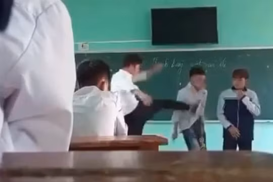 Bắc Giang: Đình chỉ việc giảng dạy 15 ngày đối với thầy giáo đánh học sinh