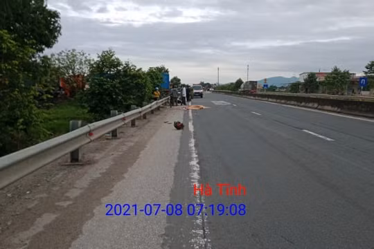 Hà Tĩnh: Nam thanh niên tử vong sau va chạm với xe đầu kéo