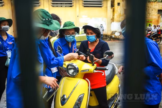 Hà Nội: Nhiều phụ huynh vội vàng đưa bút, thước, máy cho con mình khi để quên ở nhà
