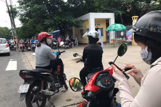 Phụ huynh nặng trĩu nỗi lo đưa con đi thi trong mùa dịch