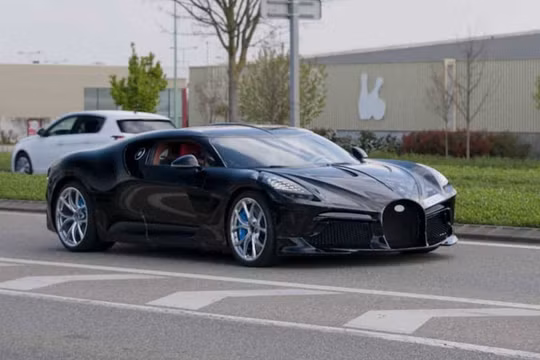 Siêu xe Bugatti La Voiture Noire lần đầu lộ diện trên đường phố của Pháp