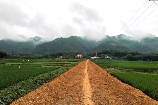 Nghịch cảnh của những người mua đất rộng, xây nhà lớn và cả đời còng lưng...trả nợ!