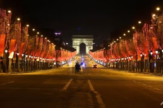 Paris hủy bắn pháo hoa vào Giáng sinh và Năm mới vì lo sợ Omicron