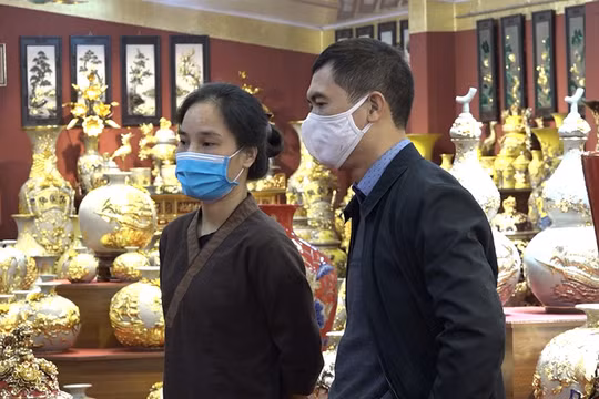 Gốm sứ Bát Tràng đìu hiu, vắng khách tham quan mua hàng dịp cuối năm