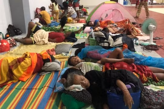 Siêu bão đổ bộ vào Philippines, hàng chục nghìn người phải sơ tán