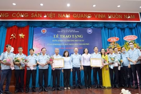 Khen thưởng đột xuất hai đơn vị của Cục Hải quan TP.HCM