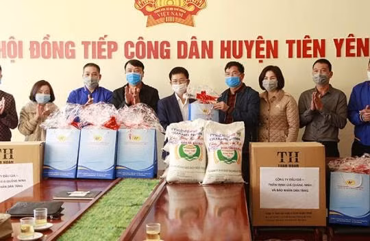 Hội Nhà báo Quảng Ninh trao 50 suất quà cho hộ nghèo tại huyện Tiên Yên
