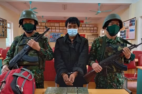 Bắt giữ đối tượng người Lào vận chuyển trái phép 8 bánh heroin