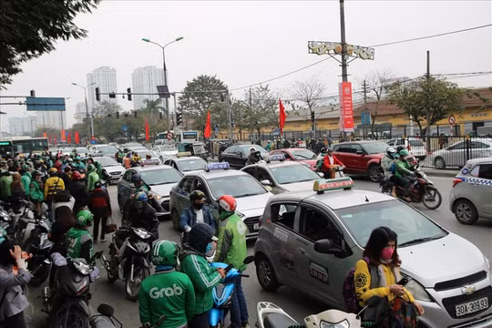 Đường phố Hà Nội đông đúc sau kỳ nghỉ Tết dương lịch 2021