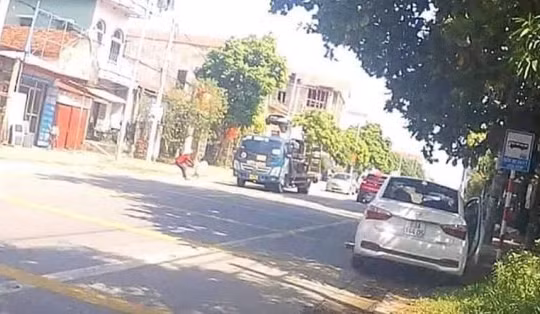 Hưng Yên: Chạy ngang đường, bé gái 3 tuổi bị xe tải đâm tử vong