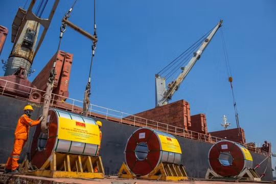 Chuyên gia kinh tế: Chính phủ cần chuyển đổi chiến lược “mục tiêu kép” sang “đa mục tiêu”
