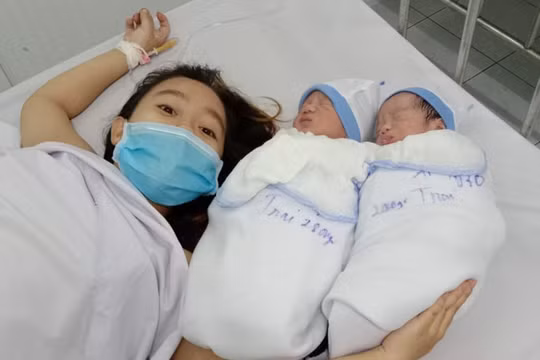 Sản phụ về từ vùng dịch được công an đưa đến bệnh viện hạ sinh 2 bé trai an toàn