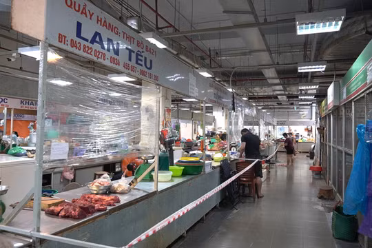 Chợ phố cổ “èo uột”, nhiều gian hàng đóng cửa vì không có khách