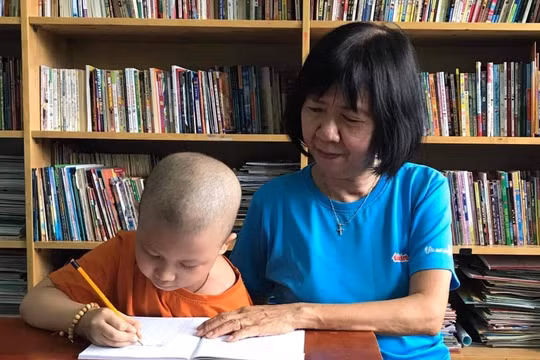 Cô giáo chắp bút cho hàng nghìn trẻ ung thư: “Các em xứng đáng có một tuổi thơ đẹp của riêng mình"