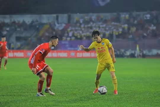 Truyền thông Hàn Quốc: "Kiatisuk giúp HLV Park Hang Seo giải bài toán khó"