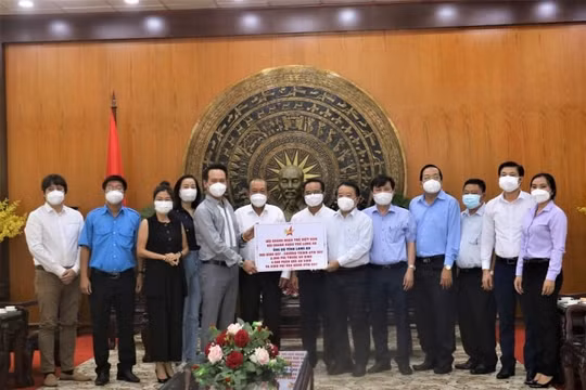 15.000 túi thuốc an sinh, 2.500 bình oxy trao tận tay tỉnh Bình Dương, Đồng Nai, Long An