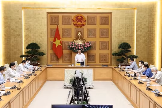 Vắc xin và thuốc điều trị là chiến lược, công cụ quyết định việc “sống chung” với dịch bệnh