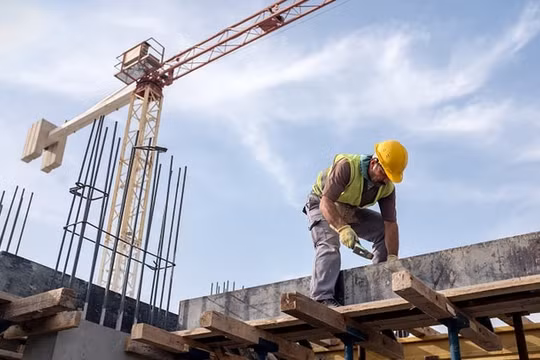 Chủ doanh nghiệp xây dựng “vét” sạch tài sản, nằm chờ phá sản vì dịch bệnh