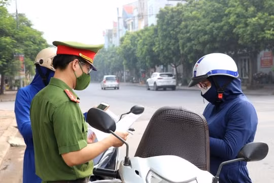 Hà Nội: Trong 24 giờ, phạt hơn 400 trường hợp vi phạm phòng, chống dịch COVID-19