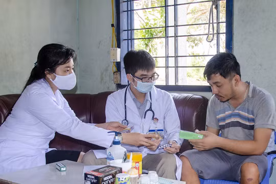 Báo Bà Rịa-Vũng Tàu phối hợp cùng các y bác sỹ tổ chức tư vấn sức khỏe và phát thuốc miễn phí