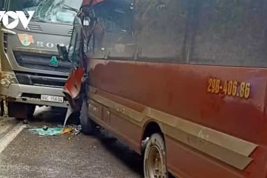Va chạm giữa xe khách và xe tải, quốc lộ 3 ách tắc nghiêm trọng