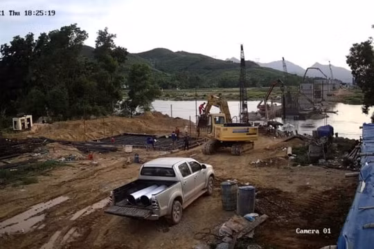 Những người thợ thi công cầu sông Bồ
