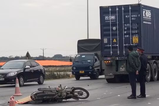 Va chạm với xe đầu kéo trên quốc lộ 37, người đàn ông tử vong