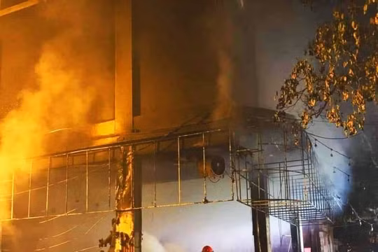 Cháy phòng trà trong đêm, 6 người tử vong