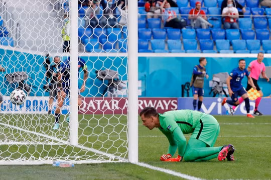 Vận đen qua 3 kỳ Euro của thủ thành Szczesny