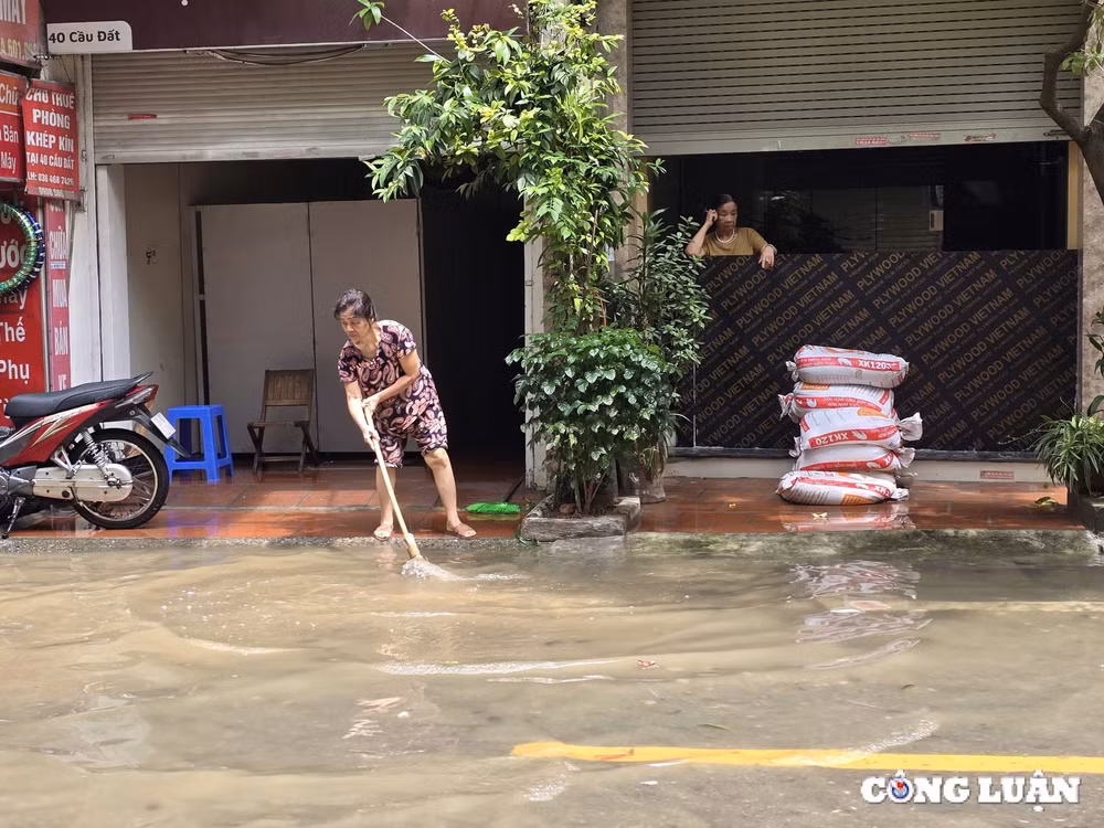 nuoc song hong bat dau rut nhe tai nhieu khu dan cu ven song hinh 4
