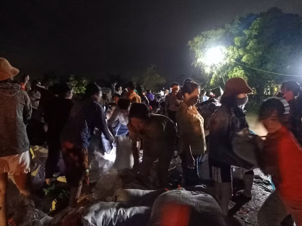 ha noi cang minh xuyen dem dap nhung buc tuong ngan lu hinh 5