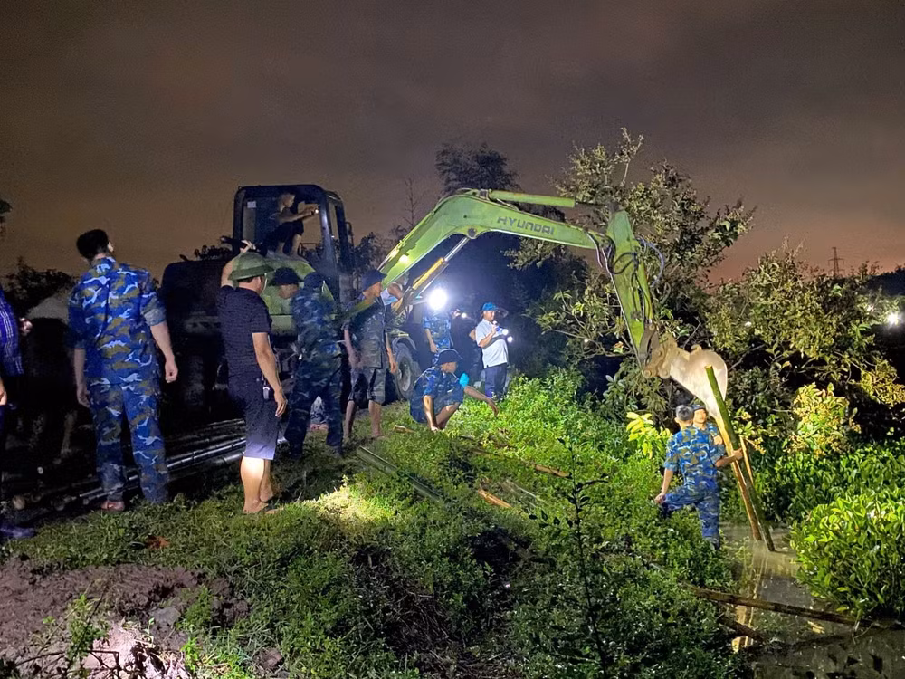 ha noi cang minh xuyen dem dap nhung buc tuong ngan lu hinh 6