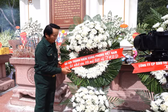 Trung ương Hội Cựu Thanh niên xung phong Việt Nam dâng hương tưởng niệm các anh hùng liệt sĩ tại Ngã ba Đồng Lộc
