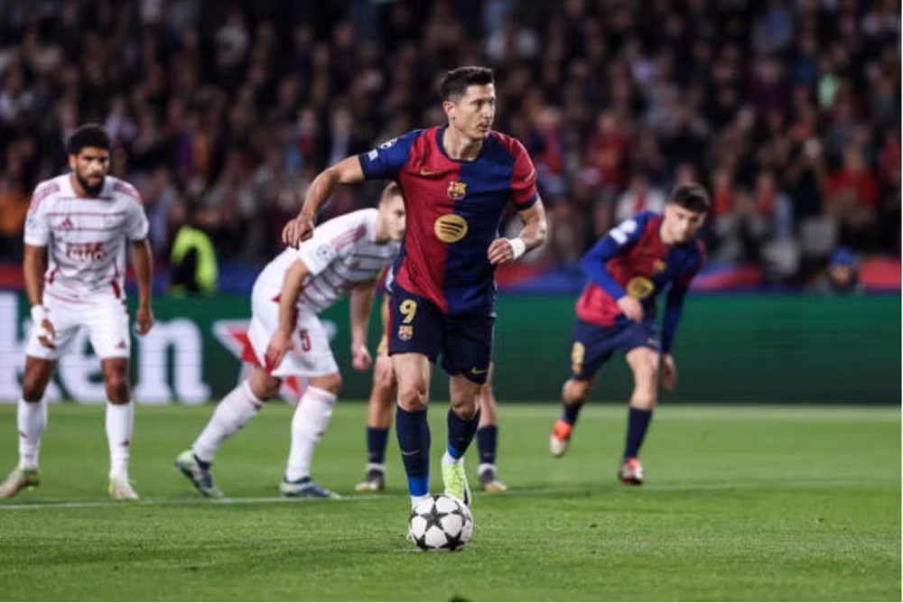 lewandowski ruc sang barca vuon len dung nhi bang xep hang champions league hinh 1