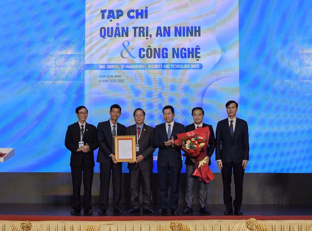 ra mat tap chi quan tri an ninh va cong nghe hinh 1