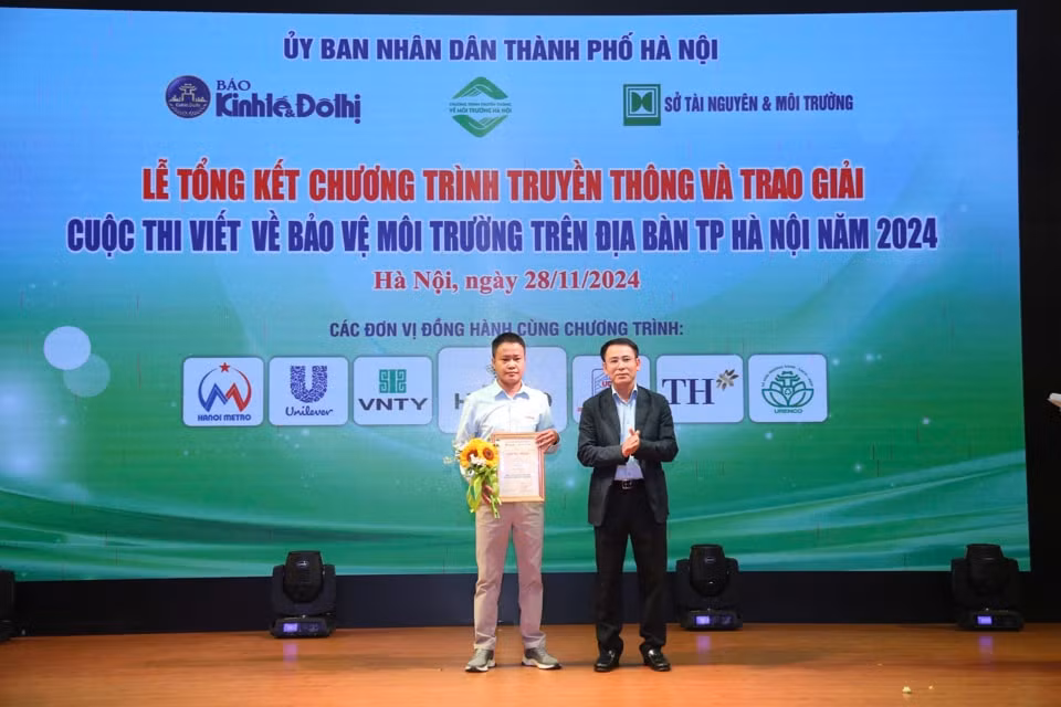 trao giai chuong trinh truyen thong ve bao ve moi truong tren dia ban ha noi hinh 1