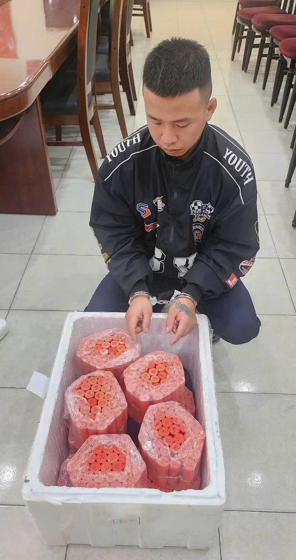 hai phong phat hien doi tuong dang thuc hien hanh vi van chuyen phao di tieu thu hinh 1