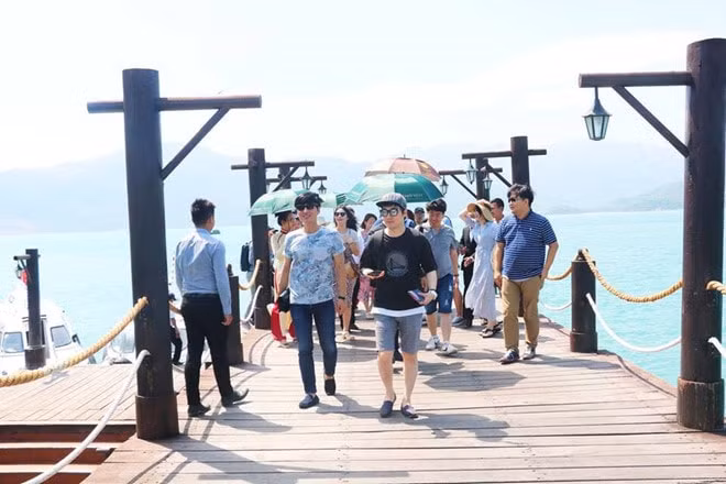 khach quoc te tap nap den cam ranh ngay cuoi nam hinh 2
