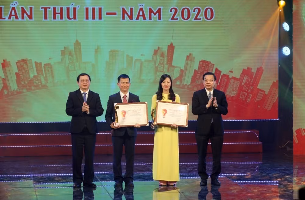 Bộ trưởng Bộ Khoa học và Công nghệ Huỳnh Thành Đạt và Chủ tịch UBND thành phố Hà Nội Chu Ngọc Anh trao giải Nhất cho các sáng kiến đoạt giải.