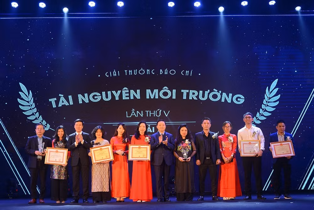 Trưởng Ban Tuyên giáo Trung ương Võ Văn Thưởng và Bộ trưởng Trần Hồng Hà trao giải cho các tác giả đạt giải A. Ảnh: Hoàng Minh